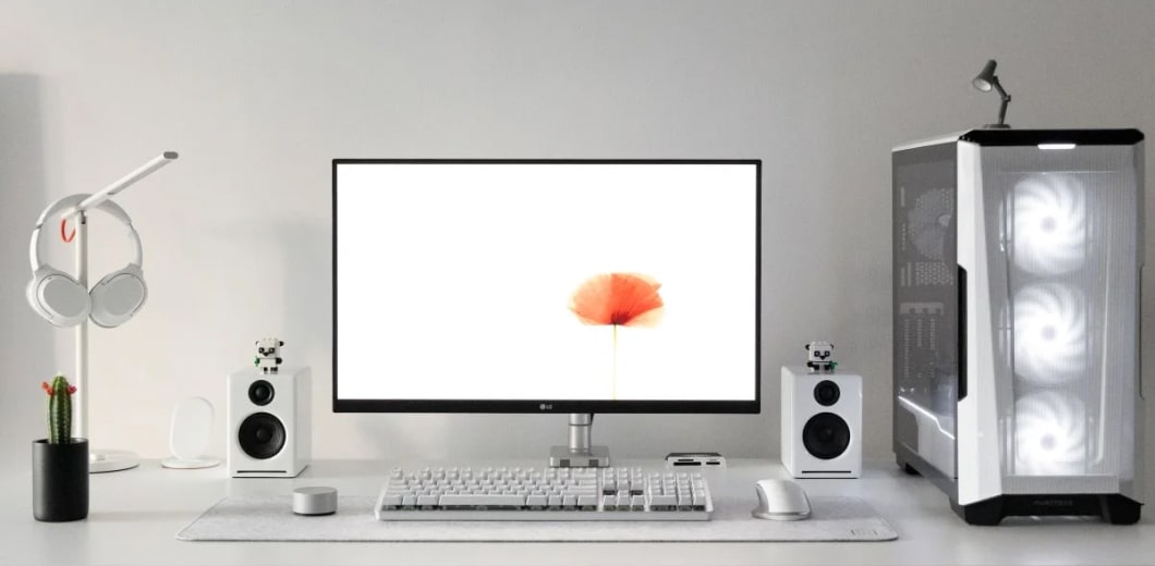 3 Minimalist Desk Setups 3 Minimalist Desk Setups